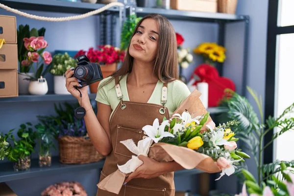 Young Brunette Woman Working Florist Shop Holding Camera Looking Camera — Stock Photo, Image