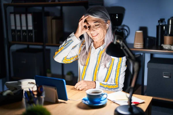 Gri Saçlı Orta Yaşlı Bir Kadın Gece Ofiste Çalışıyor Hareketleriyle — Stok fotoğraf