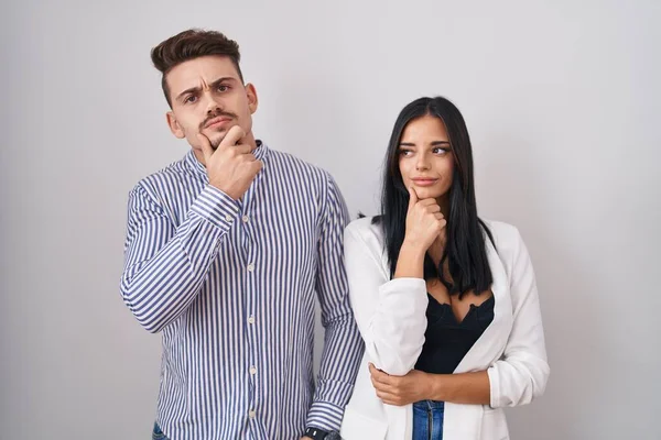 Young Hispanic Couple Standing White Background Looking Confident Camera Smiling — Stock Photo, Image