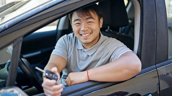Smiling Confident Holding Key New Car Street — Stock Photo, Image