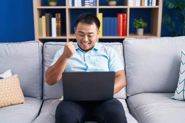 Chinese Young Man Using Computer Laptop Sitting Sofa Screaming Proud — Stock Photo, Image