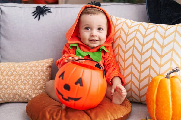 Adorável Bebê Caucasiano Tendo Festa Halloween Vestindo Traje Abóbora Casa — Fotografia de Stock
