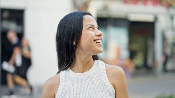 Young Beautiful Hispanic Woman Smiling Confident Looking Sky Street — Stockfoto