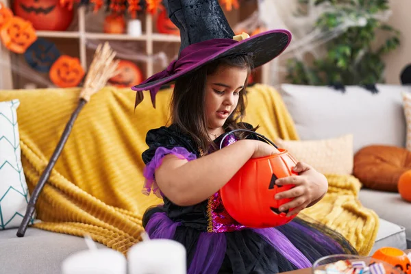 Schattige Latino Meisje Hebben Halloween Feest Houden Zoet Van Pompoen — Stockfoto