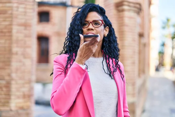 Afrikaans Amerikaanse Vrouw Executive Praten Smartphone Straat — Stockfoto
