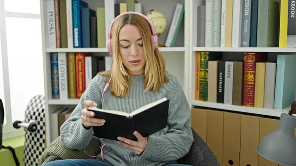 Giovane Studentessa Bionda Ascoltando Musica Lettura Libro Presso Università Biblioteca — Foto Stock