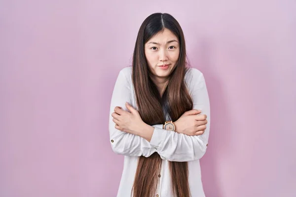 Κινέζα Νεαρή Γυναίκα Στέκεται Πάνω Από Ροζ Φόντο Ανακίνηση Και — Φωτογραφία Αρχείου