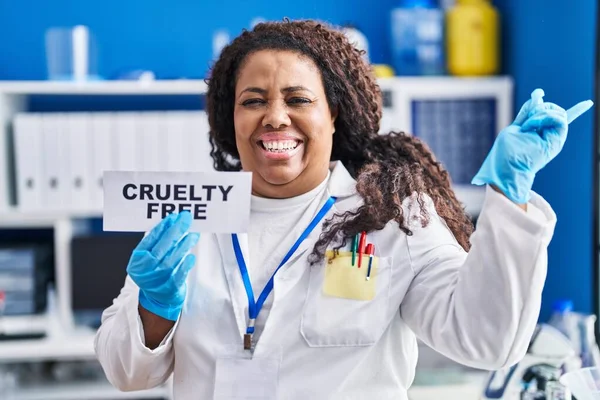 Além Mulher Hispânica Tamanho Trabalhando Laboratório Livre Crueldade Sorrindo Feliz — Fotografia de Stock