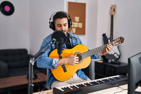 Jovem Hispânico Cantando Música Tocando Guitarra Clássica Estúdio Música — Fotografia de Stock