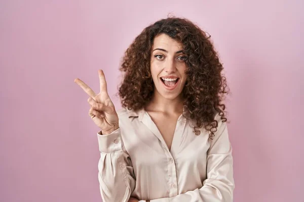 Hispanic Woman Curly Hair Standing Pink Background Smiling Happy Face — Photo