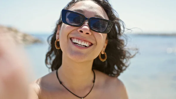 年轻美丽的他惊慌失措的女人微笑着自信地在海滩上用相机自拍 — 图库照片