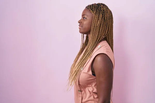 Африканская Американка Плетеными Волосами Стоя Розовом Фоне Глядя Сторону Расслабиться — стоковое фото