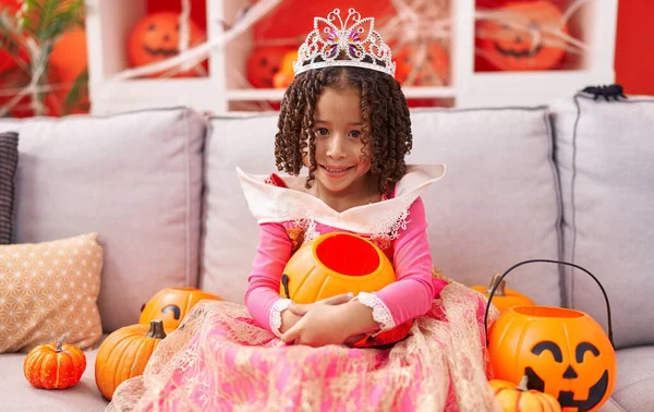 Afroamericano Ragazza Indossare Principessa Costume Tenendo Zucca Cesto Casa — Foto Stock