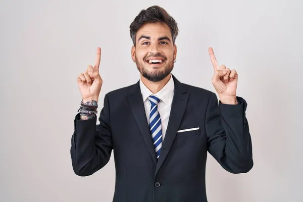 Junger Hispanischer Mann Mit Tätowierungen Businessanzug Und Krawatte Lächelt Erstaunt — Stockfoto