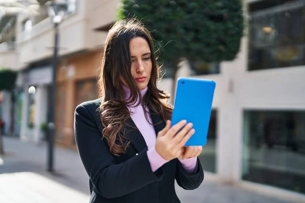 Giovane Donna Ispanica Utilizzando Touchpad Con Espressione Rilassata Strada — Foto Stock