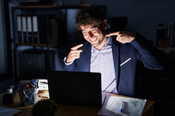 Hispánský Mladík Který Noci Pracuje Kanceláři Vesele Usmívá Ukazuje Ukazuje — Stock fotografie
