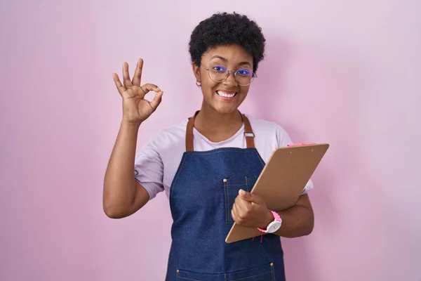 Ung Afrikansk Amerikansk Kvinna Bär Professionell Servitris Förkläde Hålla Urklipp — Stockfoto