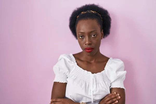 Африканская Женщина Вьющимися Волосами Розовом Фоне Выглядит Сонной Уставшей Уставшей — стоковое фото