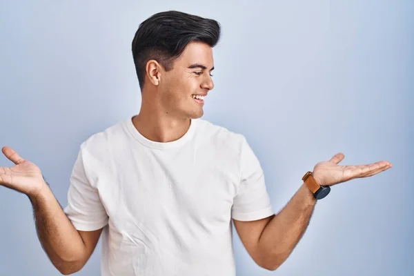 Hispanic Man Standing Blue Background Smiling Showing Both Hands Open — 스톡 사진