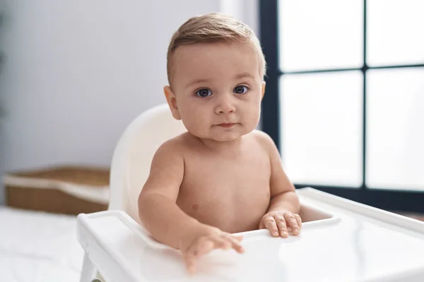 愛らしいですCaucasian赤ん坊座っています上の椅子に家 — ストック写真