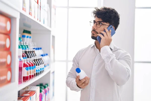 Giovane Cliente Uomo Ispanico Parlando Smartphone Bottiglia Farmacia — Foto Stock