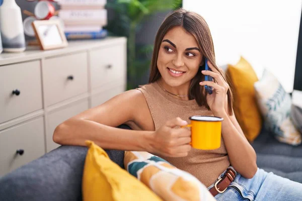 Ung Vacker Latinamerikansk Kvinna Talar Smartphone Dricka Kaffe Hemma — Stockfoto