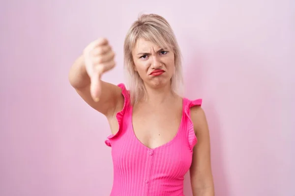 Young Caucasian Woman Standing Pink Background Looking Unhappy Angry Showing — Stockfoto