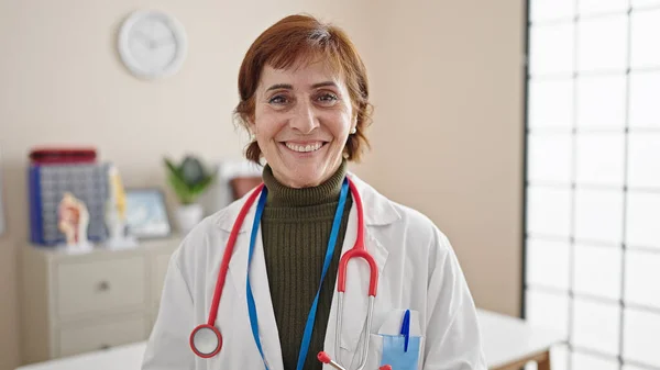 Klinikte Kendine Gülen Olgun Spanyol Kadın Doktor — Stok fotoğraf