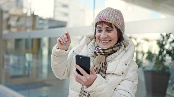 Ώριμη Ισπανόφωνη Γυναίκα Χαμογελά Αυτοπεποίθηση Χρησιμοποιώντας Smartphone Χορό Στο Δρόμο — Φωτογραφία Αρχείου