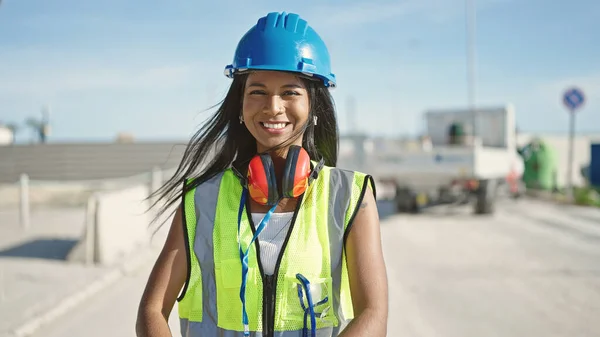 Africano Mulher Americana Construtor Sorrindo Confiante Rua — Fotografia de Stock