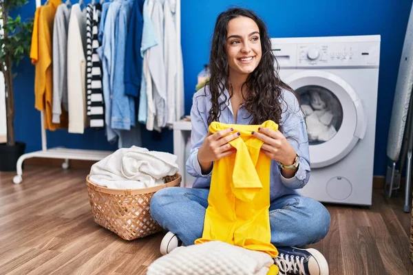 Ung Latinamerikansk Kvinna Fällbara Kläder Väntar Tvättmaskin Tvättstugan — Stockfoto