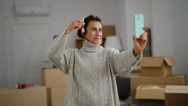 Medelålders Latinamerikansk Kvinna Med Nyckel Till Nytt Hus Gör Selfie — Stockfoto