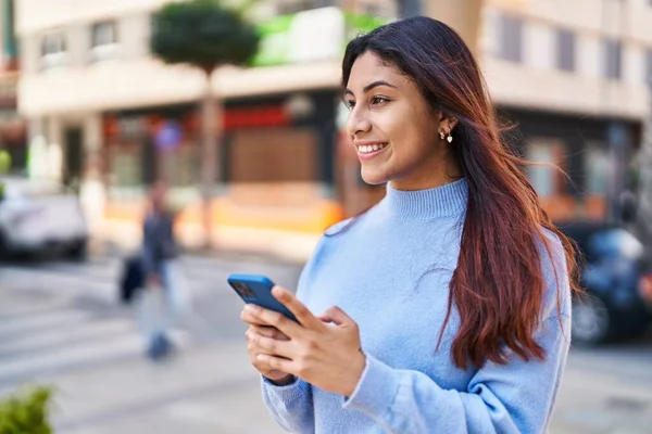 Νεαρή Ισπανόφωνη Γυναίκα Χαμογελά Αυτοπεποίθηση Χρησιμοποιώντας Smartphone Στο Δρόμο — Φωτογραφία Αρχείου