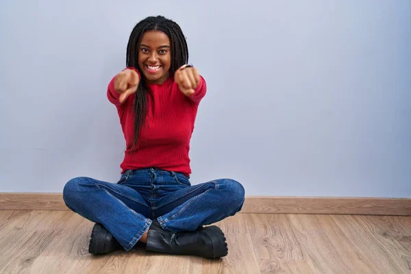 Jovem Afro Americana Com Tranças Sentadas Chão Casa Apontando Para — Fotografia de Stock