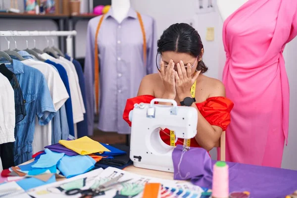 Mujer Joven Diseñadora Costura Hispana Usando Máquina Coser Con Expresión —  Fotos de Stock