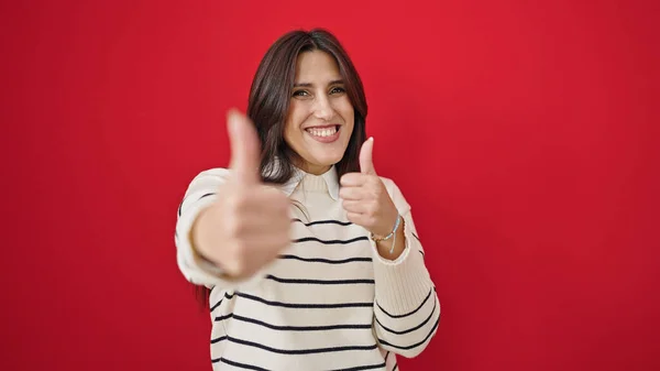 Young Beautiful Hispanic Woman Smiling Thumbs Isolated Red Background — ストック写真