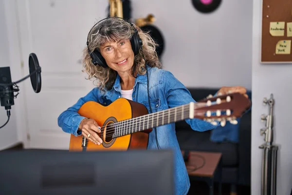 中世の女性歌手の歌再生ギターで音楽スタジオ — ストック写真
