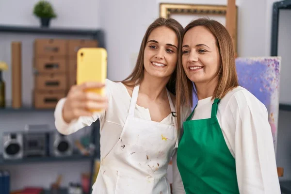 Twee Vrouwelijke Kunstenaars Glimlachen Zelfverzekerd Selfie Maken Met Smartphone Kunststudio — Stockfoto