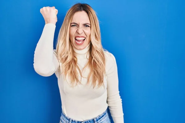 Young Caucasian Woman Standing Blue Background Angry Mad Raising Fist — Stock fotografie