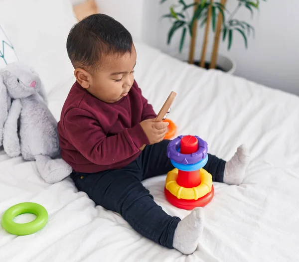 Bedårande Hispanic Pojke Leker Med Tunnband Spel Sitter Sängen Sovrummet — Stockfoto