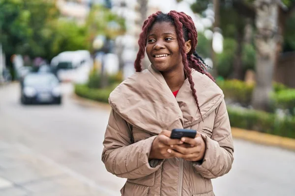 African American Woman Smiling Confident Using Smartphone Street — Stock Photo, Image