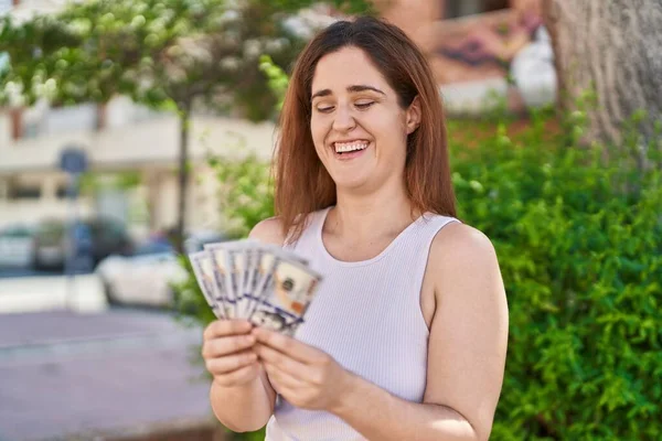 Młoda Kobieta Uśmiecha Się Pewnie Licząc Dolary Parku — Zdjęcie stockowe