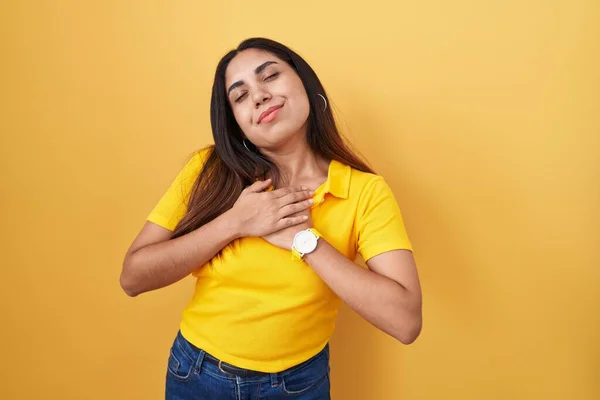 Mulher Árabe Jovem Sobre Fundo Amarelo Sorrindo Com Mãos Peito — Fotografia de Stock
