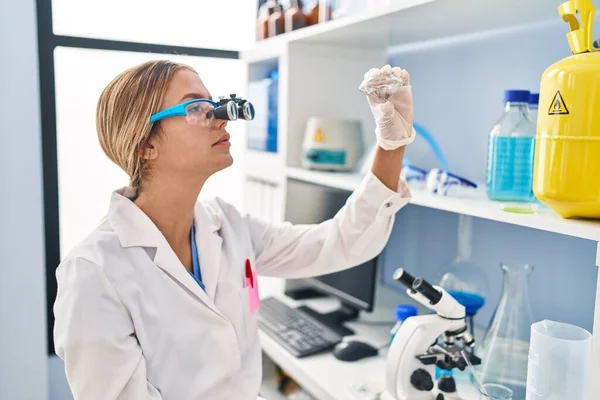 Młoda Latynoska Kobieta Naukowiec Patrząc Diament Okularach Zoom Laboratorium — Zdjęcie stockowe