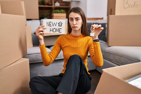 Jovem Caucasiana Sentada Chão Uma Nova Casa Segurando Uma Nova — Fotografia de Stock