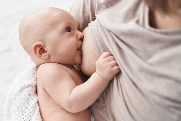 Schattige Blanke Baby Zittend Bed Met Moeder Zuigen Borst Eten — Stockfoto