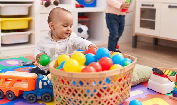 Liebenswerte Jungen Und Mädchen Spielen Kindergarten Mit Bällen Auf Dem — Stockfoto