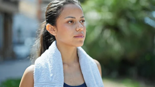 Ung Vacker Latinamerikansk Kvinna Bär Sportkläder Med Allvarliga Uttryck Parken — Stockfoto