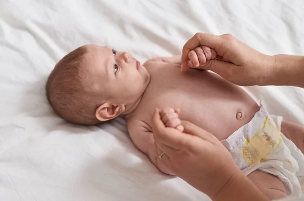 Schattige Blanke Baby Liggend Bed Houden Moeder Handen Slaapkamer — Stockfoto
