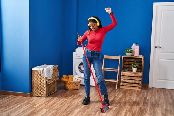 Африканская Женщина Убирает Пол Танцуя Туалете — стоковое фото